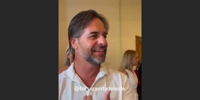 Lacalle Pou coment� qu� hac�a sentado en un muro en Punta del Este