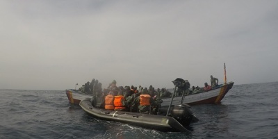Marruecos rescata a 141 migrantes, dos de ellos menores, en una embarcación dirigida a las Islas Canarias