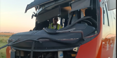 Tres personas resultaron lesionadas tras un choque entre un �mnibus y una cami�n