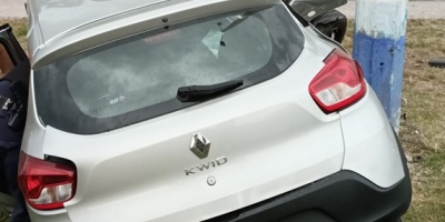 Una joven de 27 a�os result� lesionada graves tras despistar en su auto e impactar contra una columna de alumbrado p�blico