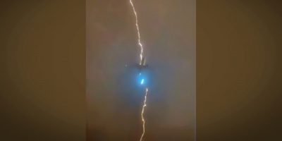 Video viral: un avi�n comercial fue impactado por rayo tras despegar del aeropuerto