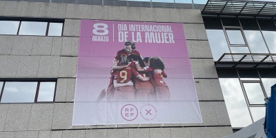 La Real Federacin Espaola de Ftbol visibiliza el 8 de marzo vistiendo su fachada con el homenaje a las mujeres
