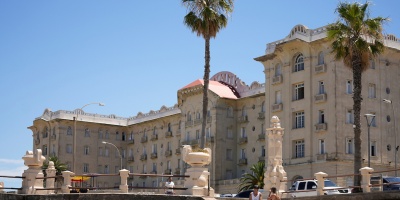 La deuda que mantiene Turismo con la intendencia por el Argentino Hotel se pagar� con la cesi�n de terrenos