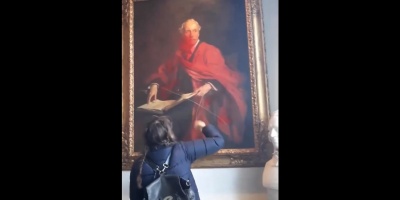 Activistas destrozan antiguo retrato de Balfour, quien apoy� a la patria jud�a en Inglaterra