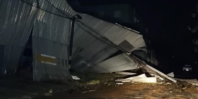Un fuerte temporal azot� Fray Bentos dejando personas lesionadas, corte de energ�a el�ctrica, voladura de techos y ca�da de �rboles