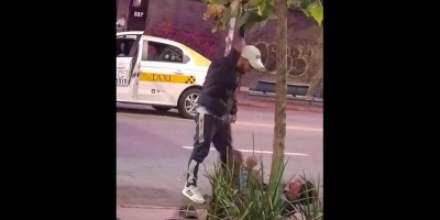 El brutal golpe le propina un taxista a un hombre que protagoniz� una gresca que comenz� dentro de un �mnibus