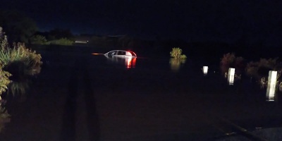 Permanecen rutas y caminos cortados por agua