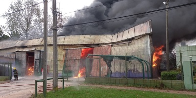 Bomberos inform� que hubo p�rdidas totales en la f�brica de pintura en Nuevo Par�s