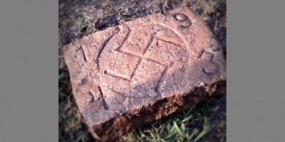 La lluvia dej al descubierto en Nueva Helvecia, Colonia, una placa de piedra con una cruz esvstica nazi 