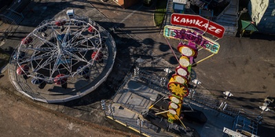Funcionaria policial subi� al mambo del Parque Rod� y su arma se dispar� hiriendo a dos personas