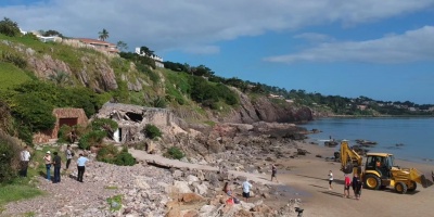 Desalojaron y demolieron la Casa de Piedra ubicada en la playa de Portezuelo