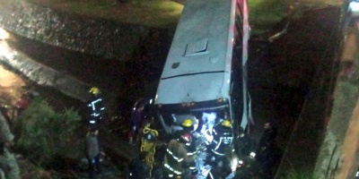 Cinco heridos al caer un �mnibus al arroyo Malv�n