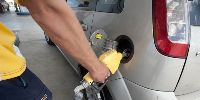 El gobierno estableci� un ajuste de $ 1,5 para las naftas, el gasoil descender� casi un peso y se mantiene el precio del superg�s