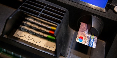 Fue condenada la mujer que intent� estafar a una mujer mayor en las inmediaciones de la sucursal 19 de Junio del Banco Rep�blica