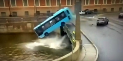 Tres personas fallecieron y otras cuatro est�n "cl�nicamente muertas" tras la ca�da de un �mnibus a un r�o, en Rusia