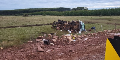 Una conductora muri tras volcar un camin cisterna cargado con combustible en la ruta 6