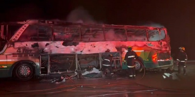 Un mnibus de la empresa Nossar se incendi por completo y ninguna persona result herida