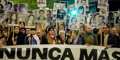 "�Por qu� las Fuerzas Armadas est�n por fuera de la democracia?", dijeron desde Madres y Familiares