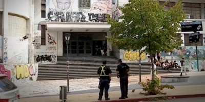 El gremio de estudiantes del liceo Zorrilla desocup� el centro de estudios, en medio de un operativo deplegado por la Polic�a 