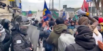 Una protesta de trabajadores del sector pesquero frente al Ministerio de Trabajo en Ciudad Vieja, fue reprimida por la polic�a