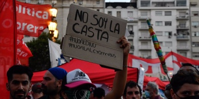 La Polic�a argentina carga contra miles de manifestantes a las puertas del Congreso
