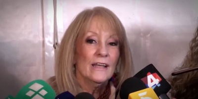 La precandidata del Frente Amplio Carolina Cosse dijo esta noche "que bien que le hace al Uruguay la democracia"