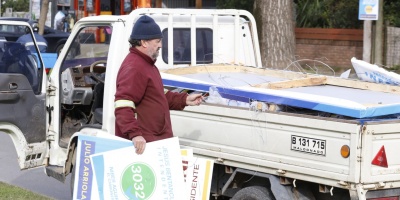 La intendencia de Maldonado comenz� el retiro de la carteler�a pol�tica en la v�a p�blica