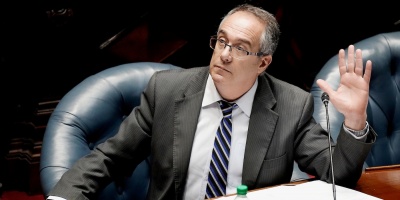 El senador frenteamplista Jos� Carlos Mah�a calific� de �pesada  herencia� fiscal  a la compra de 6 aviones de combate a Brasil