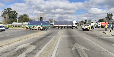 Dos personas que circulaban en una moto, sufrieron lesiones graves tras chocar frontolateralmente contra un cami�n 