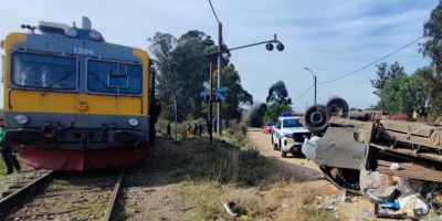 Un cami�n choc� contra un tren de AFE  de excursi�n en Toledo Chico, donde la se�alizaci�n "hace cuatro meses que est� rota"