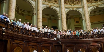 Parlamento junto a diversos representantes sociales record el Holocausto judo 