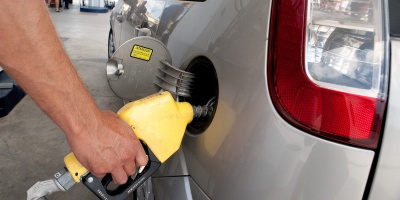 El Gobierno mantiene en agosto los precios de los combustibles pese a la suba internacional