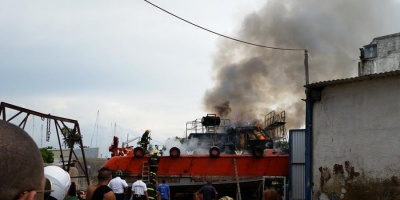 Bomberos control incendio en barco del puerto del buceo