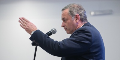 El candidato del Partido Nacional sostuvo que el modelo econ�mico de su equipo es opuesto al del Frente Amplio y espera que lo anuncien para generar un debate