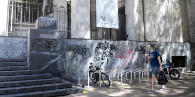 Avanza la limpieza y restauraci�n de la fachada de la Biblioteca Nacional, que fuera vandalizada con grafitis, al igual que la sede de la UDELAR