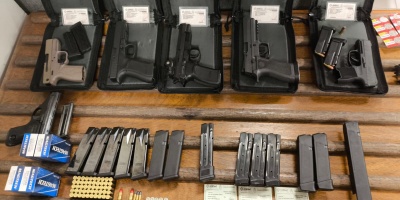 Funcionarios de la Direcci�n Nacional de Aduanas incautaron armas que un ciudadano argentino traslad� desde Buenos Aires a Montevideo en el ba�l de su camioneta