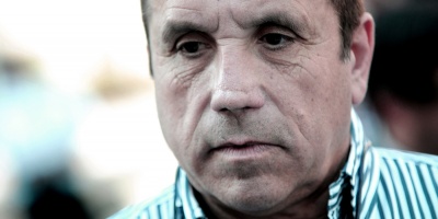 Despidieron al taxista captado por c�maras de seguridad consumiendo drogas dentro del veh�culo de trabajo