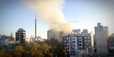 Personal de Bomberos trabaja para extinguir un incendio que se inici� en la tarde de este lunes en un edificio en construcci�n en Minas y Constituyente