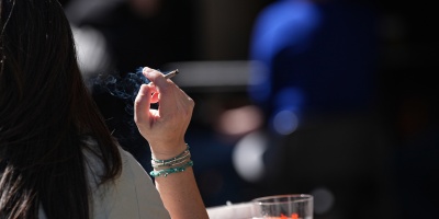 Bruselas pide ampliar la prohibici�n de fumar y el vapeo a terrazas, piscinas, parques y paradas de autob�s