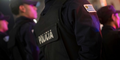 Allanamiento en San Jos� termin� con la detenci�n de cuatro personas y la incautaci�n de armas y drogas