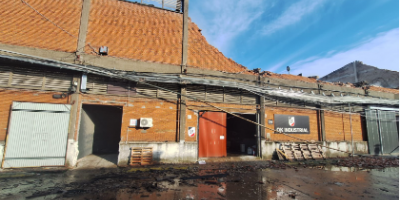 Bomberos trabaj� toda la madrugada tras el incendio en galp�n que funcionaba como dep�sito en Villa Espa�ola