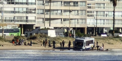 Est� en CTI el chofer del �mnibus de l�nea se despist�, atraves� -a contramano- la vereda de la Rambla Pocitos, rompi� el muro de contenci�n y termin� en la orilla del estuario