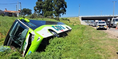 Volc� un �mnibus que trasladaba a un grupo de ni�os, en los Accesos a Montevideo