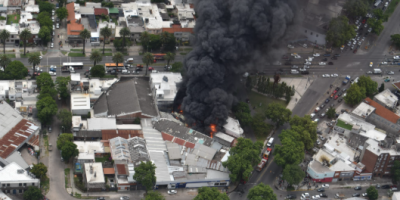 Gran incendio en dep�sito de cubiertas