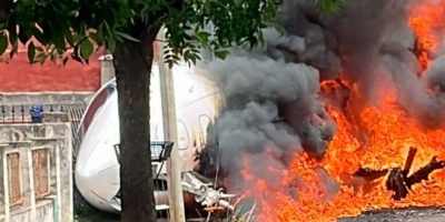 Avi�n privado despist� al aterrizar en el aeropuerto de San Fernando y se incrust� contra una casa