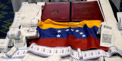 "Son mi verdadera banda tricolor presidencial": Gonz�lez Urrutia entreg� a Panam� las actas de las elecciones que confirmar�an su victoria