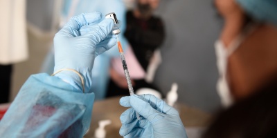 A m�s de una semana del comienzo de vacunaci�n contra la �ltima cepa del covid 19, se han inoculado 4 mil personas