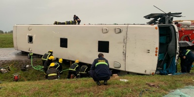 Cuatro fallecidos y treinta lesionados dej� el vuelco de un �mnibus en ruta 8