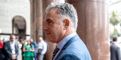 El presidente Yamand� Orsi entreg� el pabell�n a una delegaci�n nacional que participar� de las olimpiadas especiales de invierno en Italia