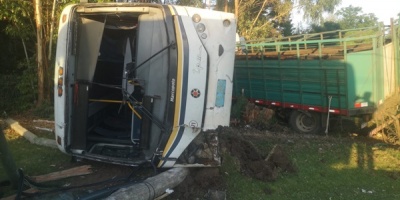 Cinco pasajeros de �mnibus Tala Pando lesionados tras vuelco del veh�culo